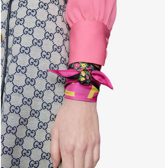 Gucci "Sine Amore Nihil" print silk neck bow - Picture 1 of 7